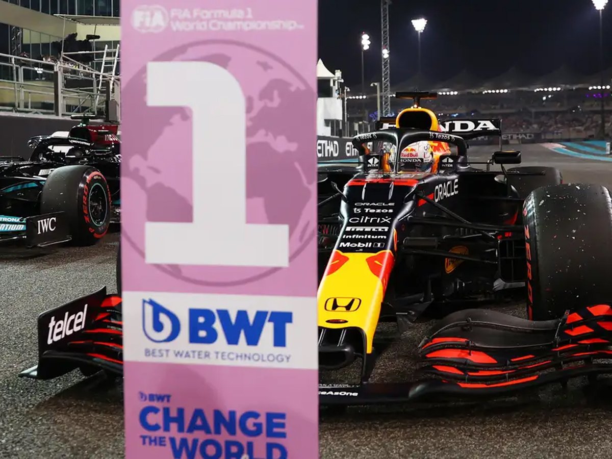 Spark 1-43 Verstappen 2021 Abu Dhabi GP Red Bull RB16B header